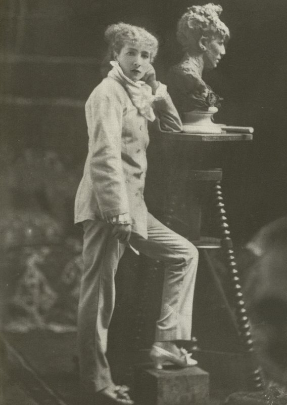 1869年のサラ・ベルナール（モノクロ写真 作： フランスの写真家