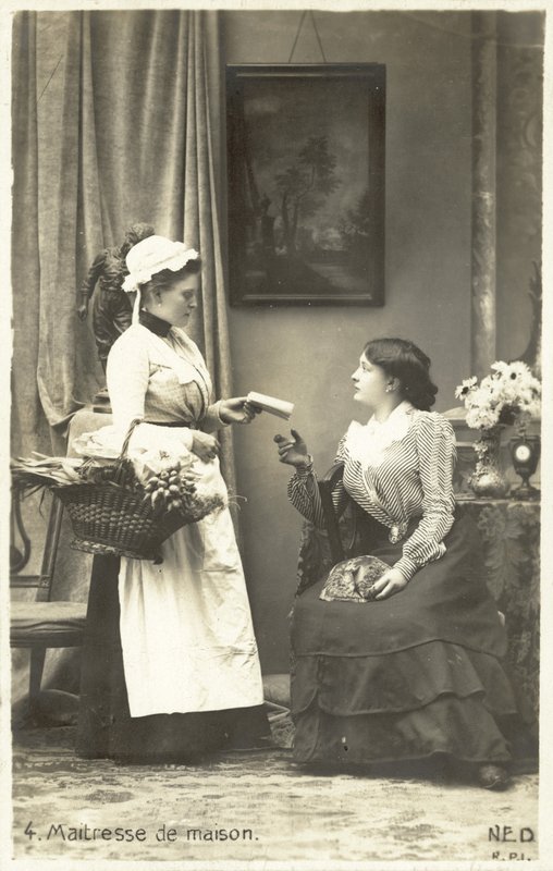 メイドに指示を出す女将さん（モノクロ写真） 作： フランスの写真家