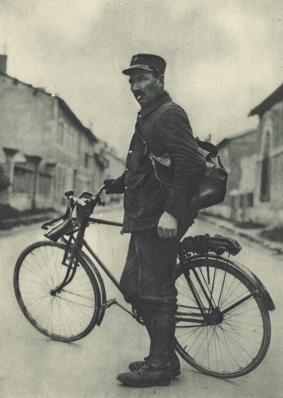 このフランスの郵便配達は彼の自転車が非常に便利であると感じています 作： フランスの写真家