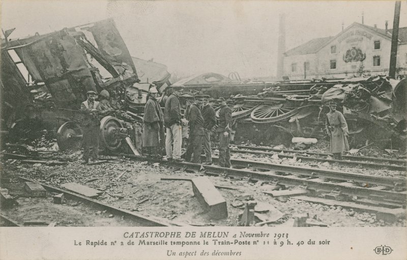 1913年11月4日、フランスのムランでの列車事故。瓦礫の眺め。 1913年に送られたはがき。 作： フランスの写真家