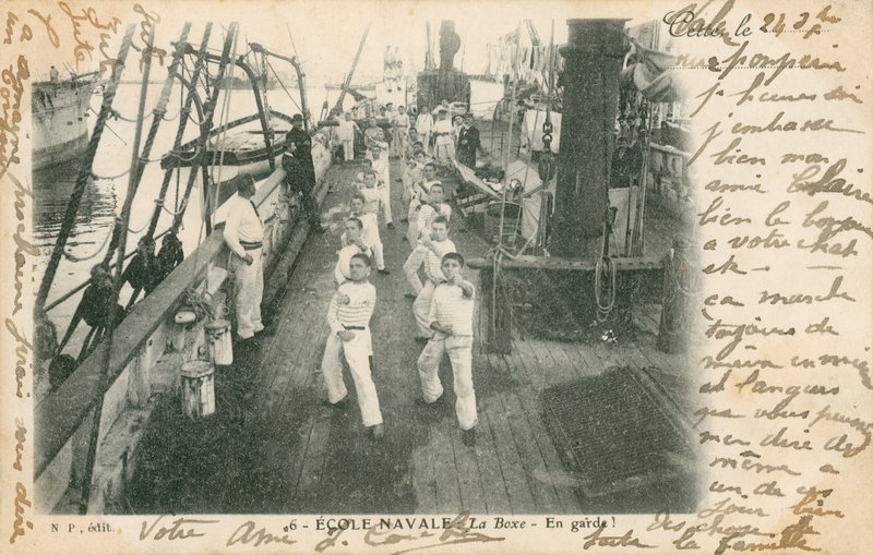 デッキでボクシングのレッスンを持っているフランスの海軍学校の訓練生の船員。 1913年に送られたはがき。 作： フランスの写真家