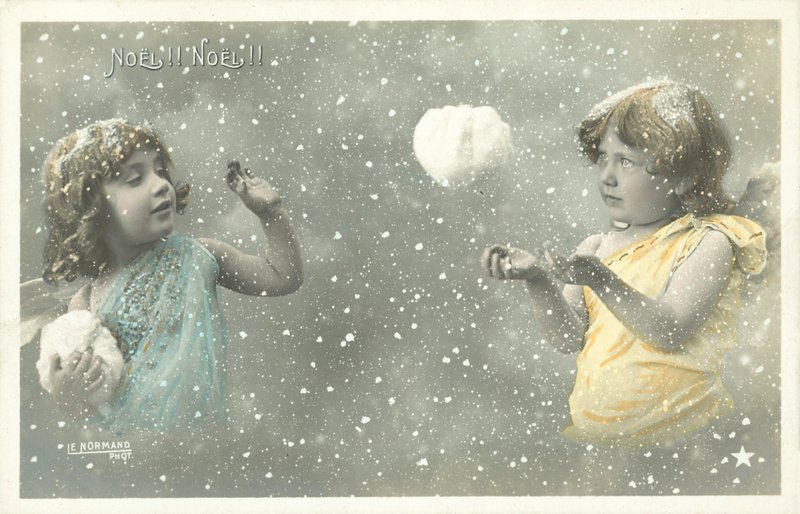お互いに雪玉を投げる2人の女の子の天使 作： フランスの写真家