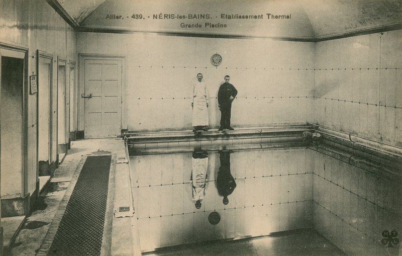 フランスのネリスレバンの温泉に立っている2人の男性。 1913年に送られたはがき。 作： フランスの写真家