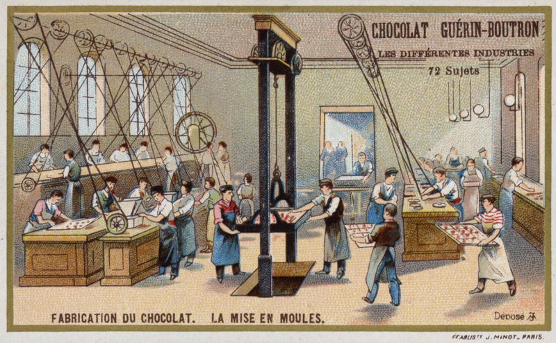 チョコレートの製造。チョコレートを型に入れる作業（クロモリトー 作： フランス語学校