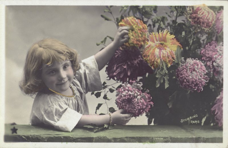 花を持つ少女（カラー写真 作： フランス語学校