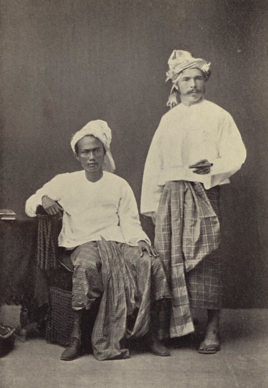 ビルマ: ビルマのドレスを着た筆者 (1878 年) とサッカー仲間 (白黒写真) 作： ジョルジュ・バーティン・スコット