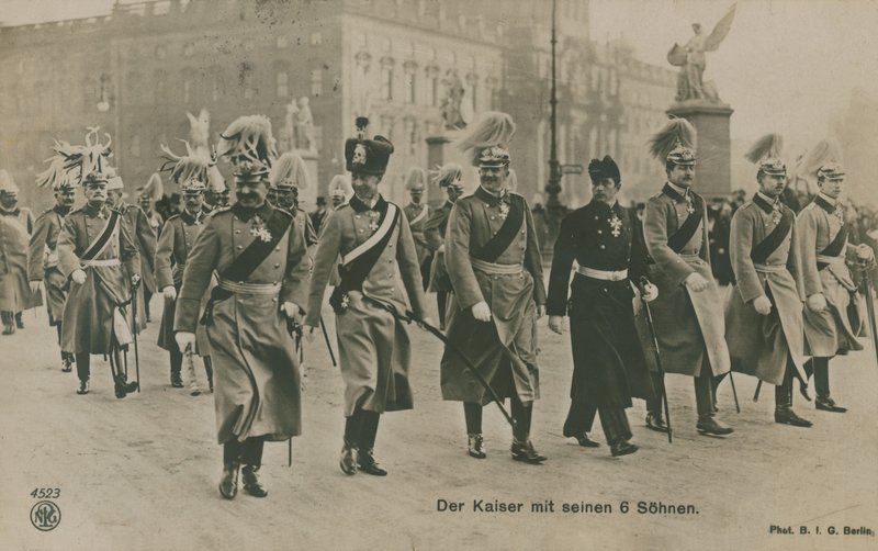ドイツ皇帝ヴィルヘルム2世と6人の息子たち。1913年に送られた絵葉書。 作： ドイツの写真家