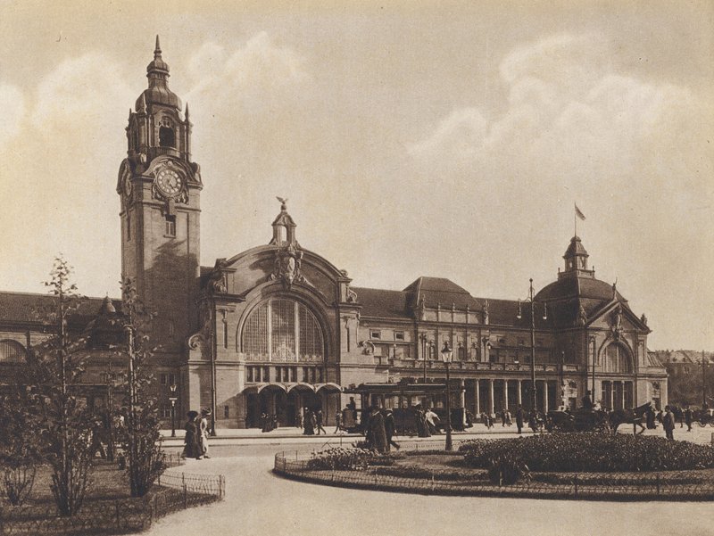 ヴィースバーデン中央駅（モノクロ写真） 作： ドイツの写真家