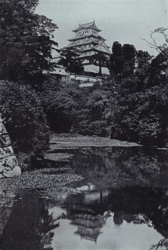 封建的な城、お堀から（モノクロ写真 作： ハーバート・ポンティング