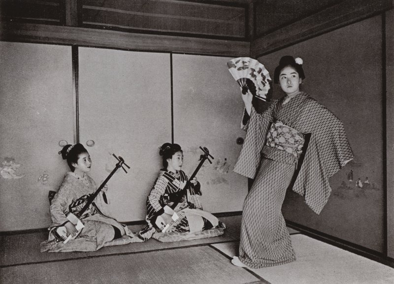 踊る芸者（モノクロ写真 作： ハーバート・ポンティング