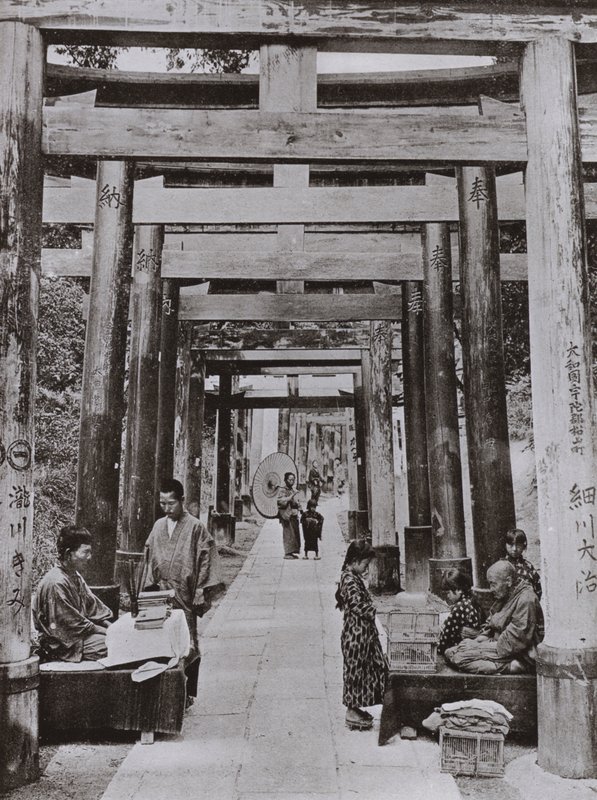 稲荷寺の鳥居の並木道（モノクロ写真 作： ハーバート・ポンティング