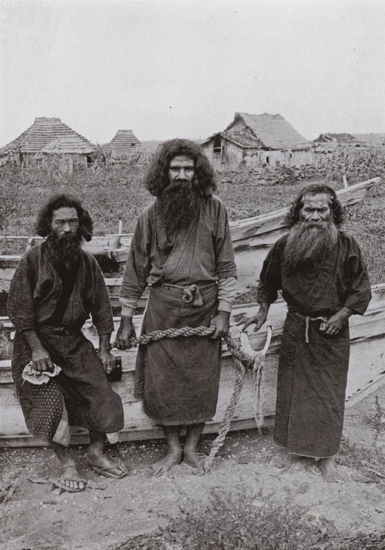 狩人ハプコンノ（中央）とアイヌの漁師2人（モノクロ写真 作： ハーバート・ポンティング