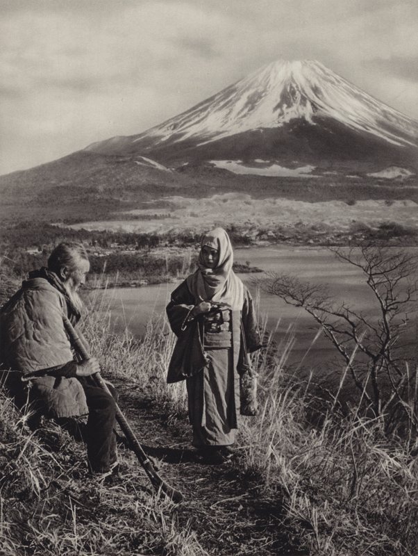 1920年代の日本。日本で最も神聖な山である富士山（モノクロ写真 作： ハーバート・ポンティング