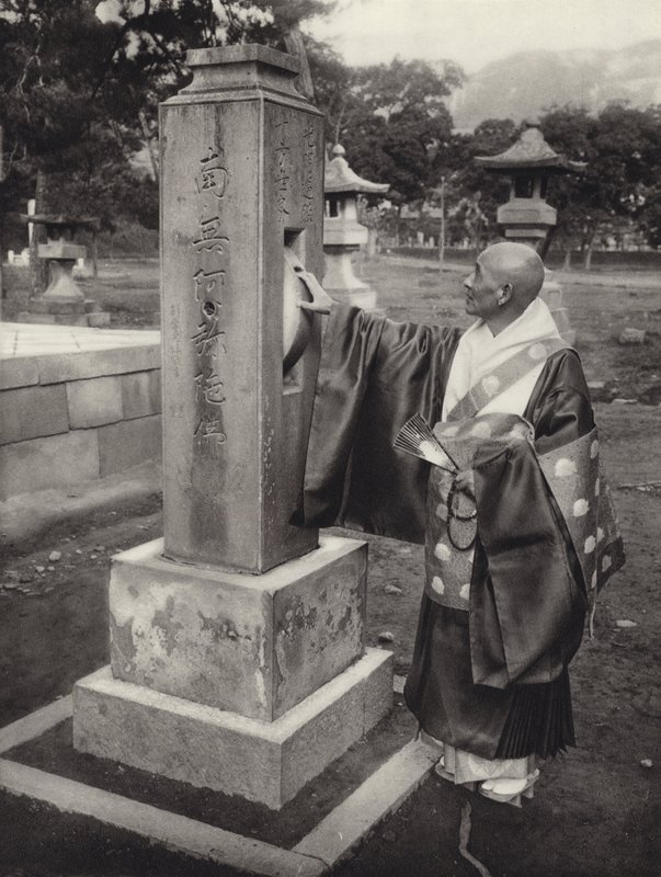 1920年代の日本。祈りの輪と僧侶（モノクロ写真 作： ハーバート・ポンティング