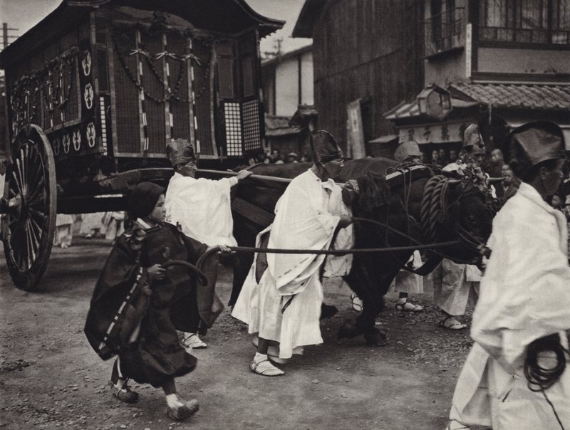 1920年代の日本。身分の高い人の神道的な葬儀（モノクロ写真 作： ハーバート・ポンティング