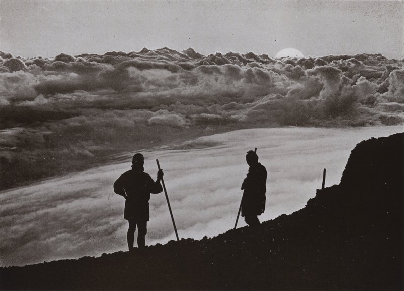 富士山頂からの夕日（モノクロ写真 作： ハーバート・ポンティング