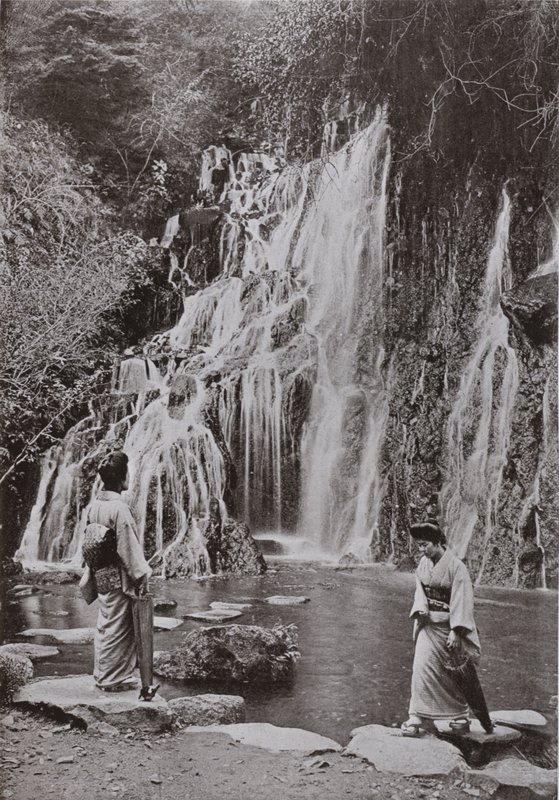 湯本の「宝石落下の滝」（モノクロ写真 作： ハーバート・ポンティング