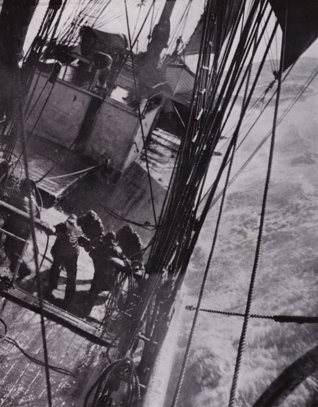 "The ship heave and strained and pitched like a cork" (bw/photo) 作： ハーバート・ポンティング