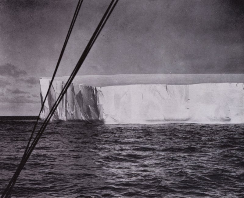 "They sighted their first iceberg" (bw/photo) 作： ハーバート・ポンティング