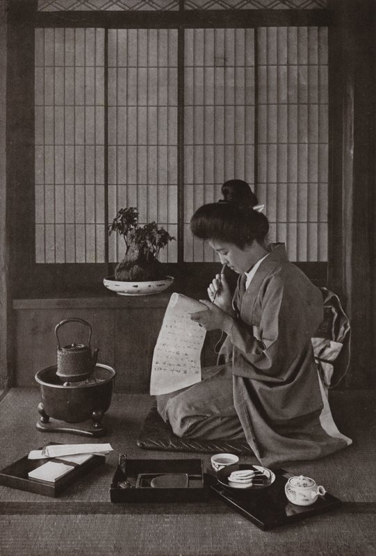 手紙を書く（モノクロ写真 作： ハーバート・ポンティング