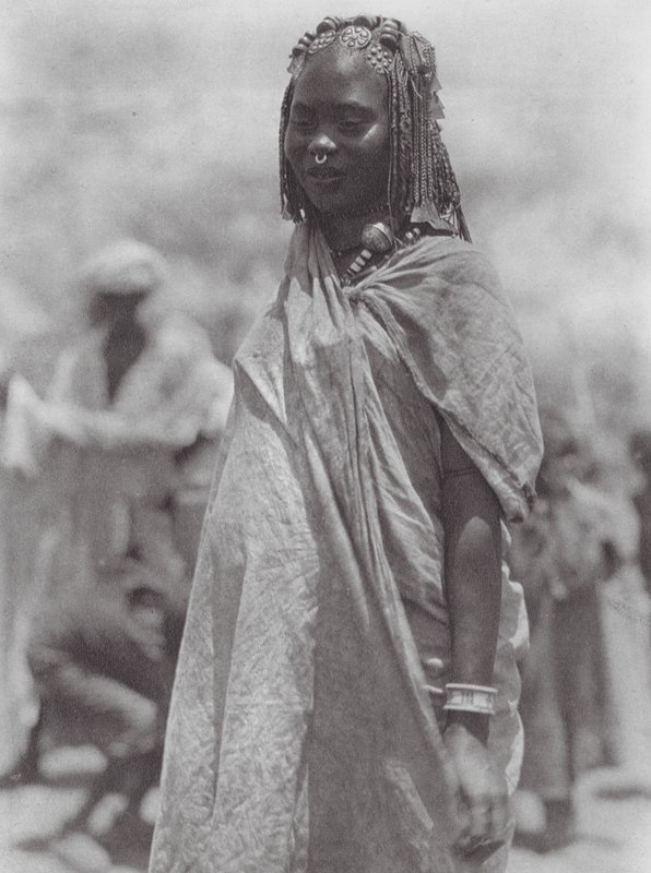 アフリカアウラド・ハミドの銀と琥珀の装飾品（モノクロ写真） 作： ヒューゴ・アドルフ・ベルナツィク