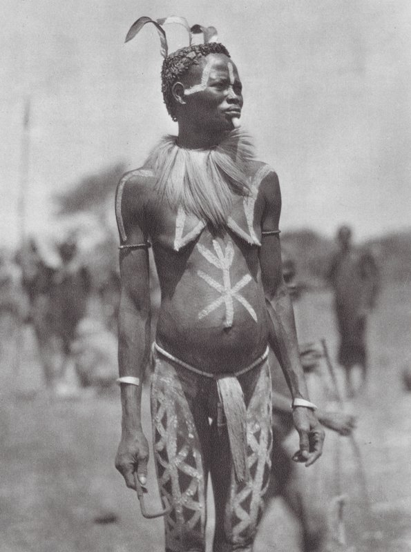 アフリカ祭りの飾りをつけたヌバの女性（モノクロ写真） 作： ヒューゴ・アドルフ・ベルナツィク