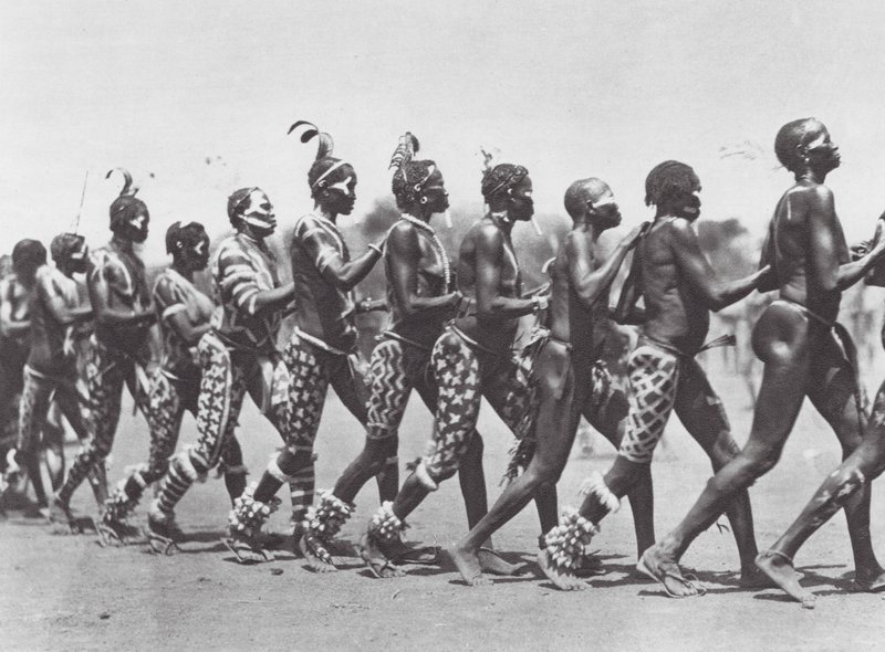 アフリカ踊るヌバの女性たち（モノクロ写真） 作： ヒューゴ・アドルフ・ベルナツィク