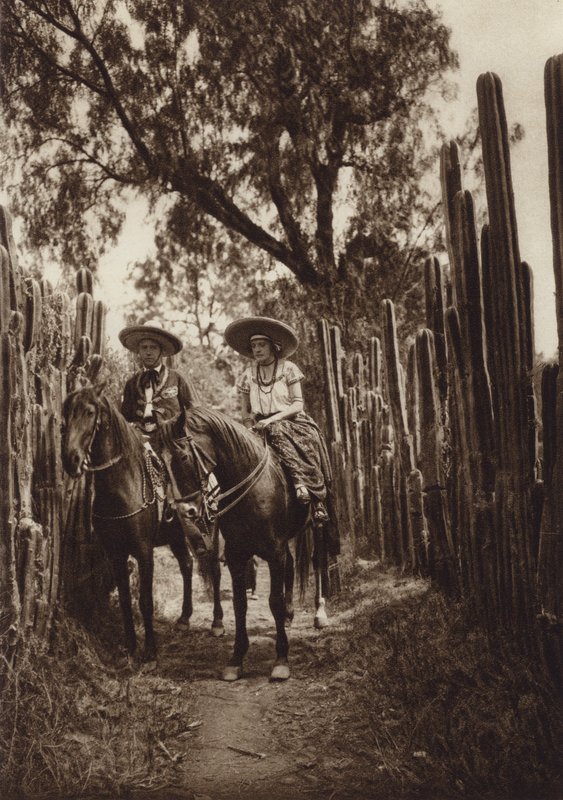 メキシコ：民族衣装を着たメキシコ人（モノクロ写真） 作： ウーゴ・ブレーメ