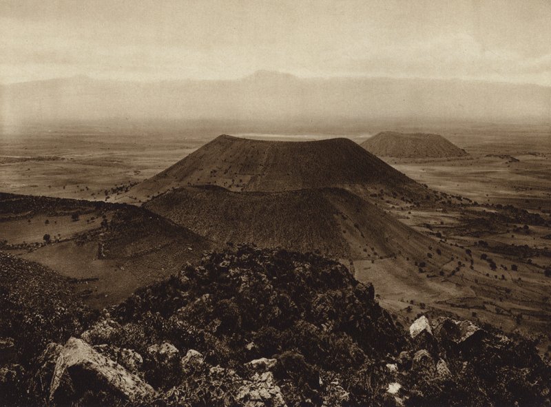 メキシコ：首都メキシコ郊外の死火山、サンタ・カタリーナとラ・カルデラ（モノクロ写真） 作： ウーゴ・ブレーメ