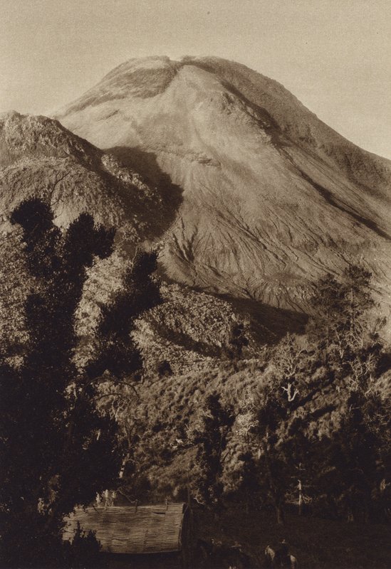 メキシコ：最後の噴火前のコリマ火山（モノクロ写真） 作： ウーゴ・ブレーメ