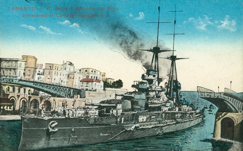 戦艦レオナルド・ダ・ヴィンチ（イタリア、タラント）（カラー写真 作： イタリアの写真家