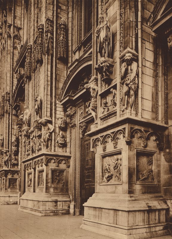 ミラノのドゥオーモ：ファサードの詳細（モノクロ写真） 作： イタリアの写真家