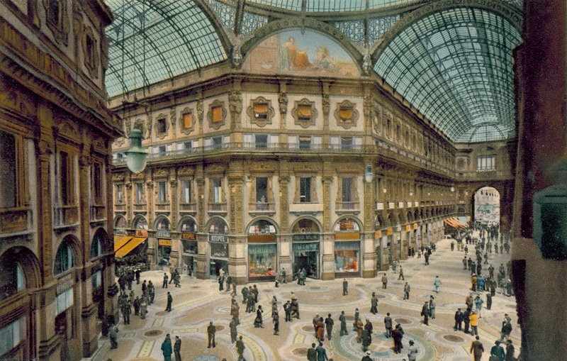 Milano / ミラノ：ヴィットーリオ・エマヌエーレ2世のガッレリア内部（カラー写真） 作： イタリアの写真家
