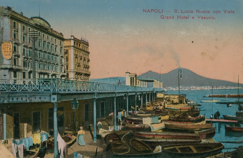 ナポリ-グランドホテルサンタルチアとヴェスヴィオ山の眺め。 1913年に送られたはがき。 作： イタリアの写真家