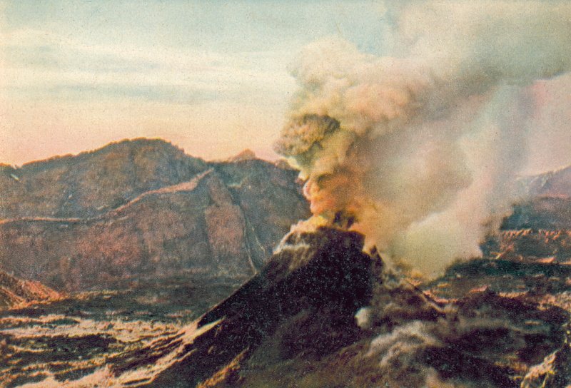 ナポリ / ナポリ：噴火中のヴェスヴィオ火山（カラー写真） 作： イタリアの写真家