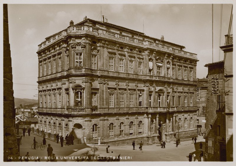 ペルージャ、外国人大学、1920年頃 作： イタリアの写真家