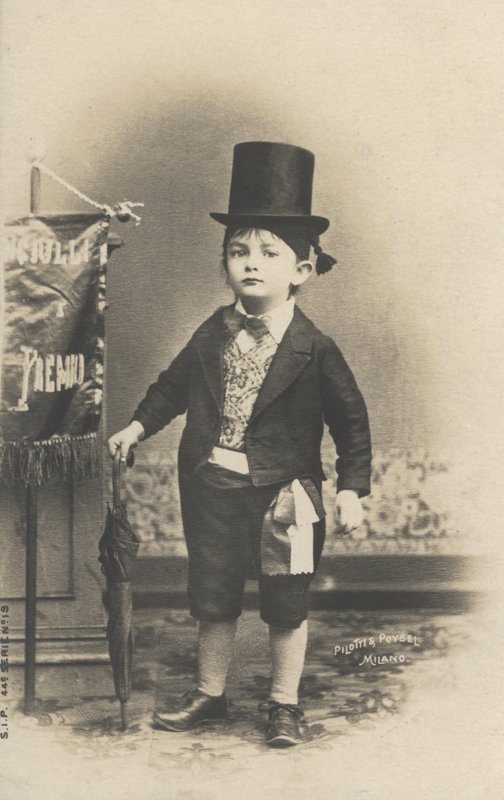 スーツを着た小さな男の子（モノクロ写真 作： イタリアの写真家