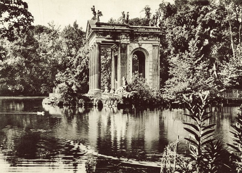 ボルゲーゼ公園の湖の神殿 作： イタリアの写真家
