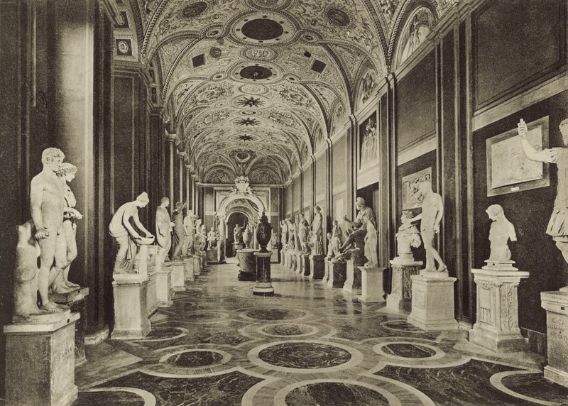 バチカン美術館、スタチューホールの内部 作： イタリアの写真家