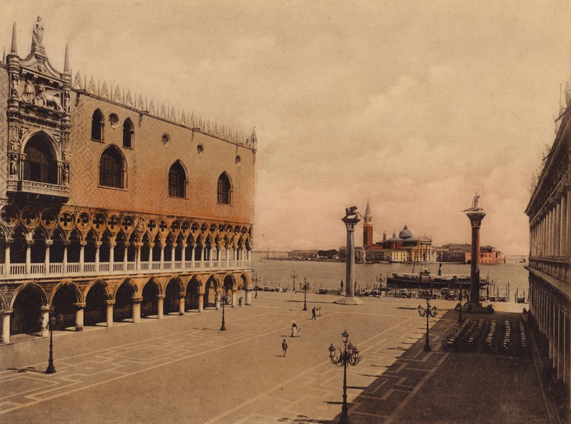 Venezia / ヴェネツィア：ピアツェッタ（カラー写真） 作： イタリアの写真家