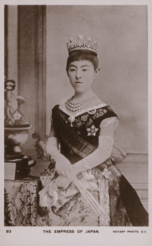 明治天皇の妻、昭憲皇太后（モノクロ写真 作： 日本の写真家