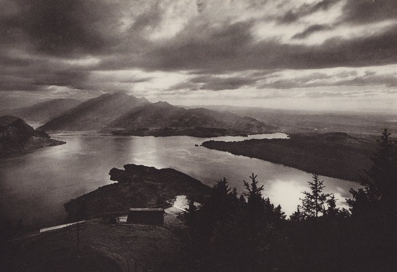 Rigi Kaltbad、Känzeli からの眺めで夜の気分 (b/w 写真) 作： ジャン・ガベレル