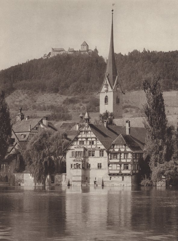 スイス: ライン川のシュタイン、ホーエンクリンゲン城を望む修道院 (白黒写真) 作： ジャン・ガベレル