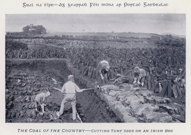 アイルランドの沼地で芝を刈る「The Coal of the Country」（モノクロ写真 作： カール・カルロヴィッチ・ピラツキー