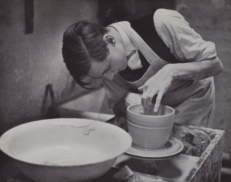 イートンの陶器（モノクロ写真 作： ラズロ・モホリー・ナジ