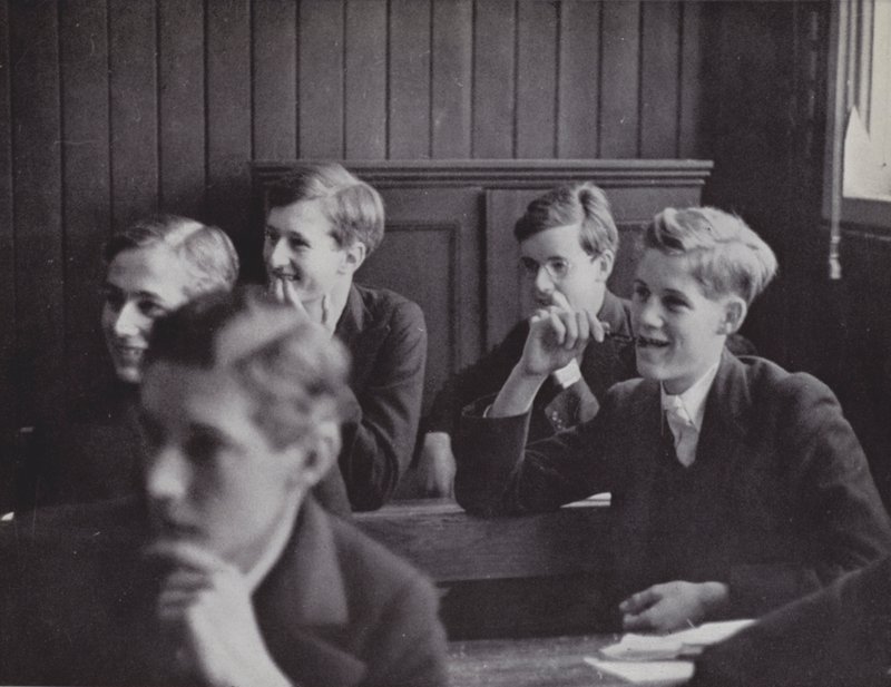 イートン校の新校舎で行われていた「The lighter side of learning」(モノクロ写真) 作： ラズロ・モホリー・ナジ
