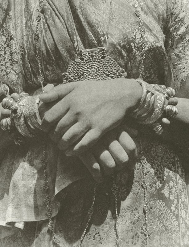 キャンディの女性の手 (白黒写真) 作： ライオネル・ヴェント