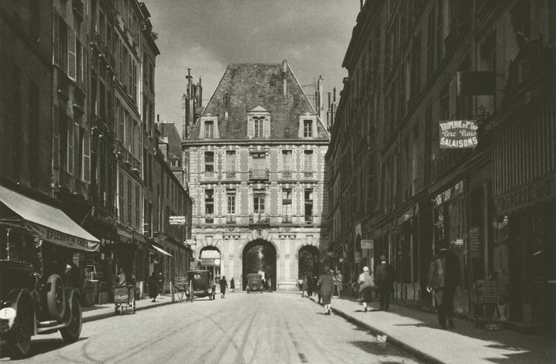 パリ: Rue de Birague (白黒写真) 作： マリオ・ブコビッチ