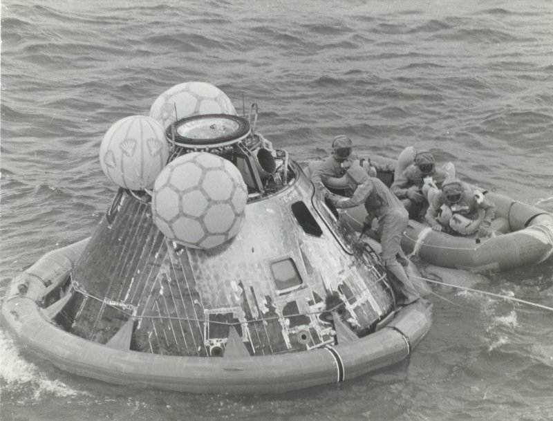 アポロ 11 号の着水事故後の救命ボートの宇宙飛行士]、1969 年。