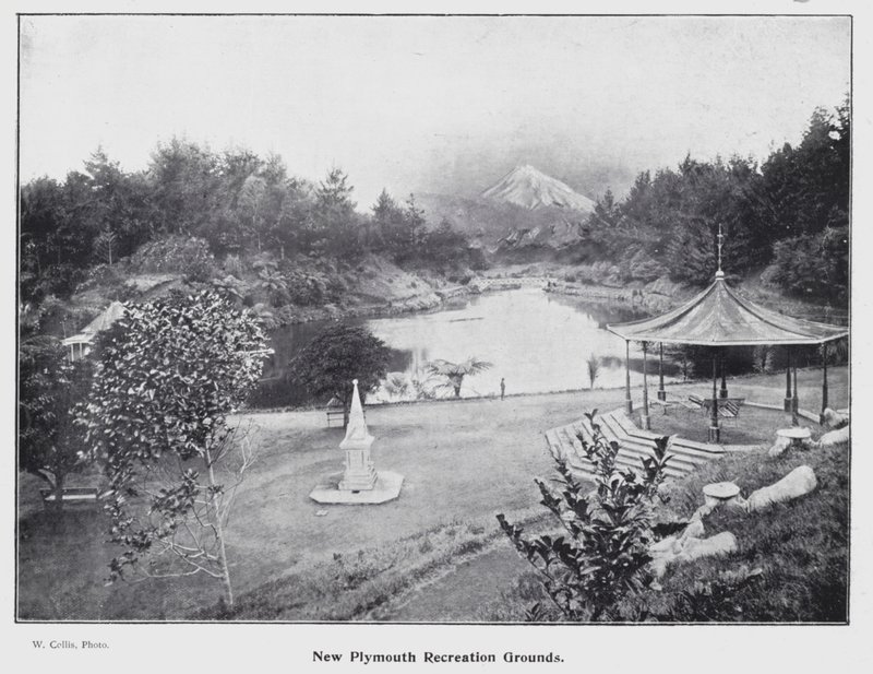 ニュージーランドのニュープリマス。New Plymouth Recreation Grounds（モノクロ写真 作： ニュージーランドの写真家